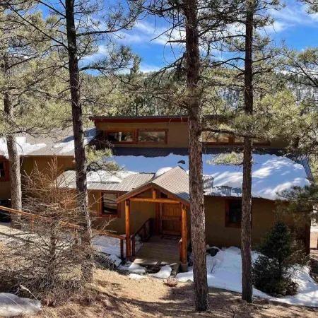 Walk to ski & trails! Luxury lodge, sleeps 17, hot tub, fire pit & fenced yard.