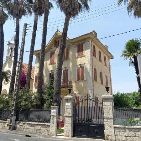 2 rooms in the town center, equipped, tourist port, beaches, shops, private car parks.