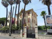 2 rooms in the town center, equipped, tourist port, beaches, shops, private car parks.