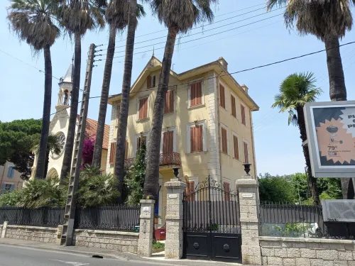 2 rooms in the town center, equipped, tourist port, beaches, shops, private car parks.