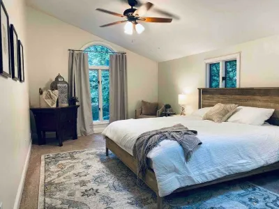 Light & airy home w/private hot tub on golf course