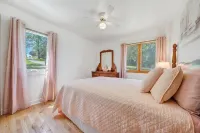 Lakefront Hudson Haven-Quiet Cove w/ Dock, Kayaks, Firepit!