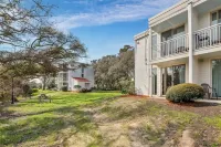 Driftwood Beach adjacent, off season rate, 20% off week, BEACH FRONT! のホテル