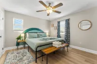 Labor Day Weekend!~Walk to Beach~Fall Break~3 King & 2 Twin Bds~Quiet Area