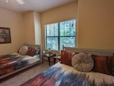 Stay & Play - Sleeps 7All the Comforts of Home Inside.Ready for the Holidays! Hotels in Executive Park