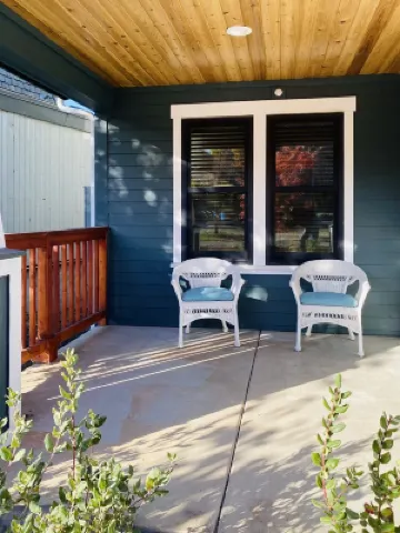 Premier Downstairs Flat in Perfect Down Town Location