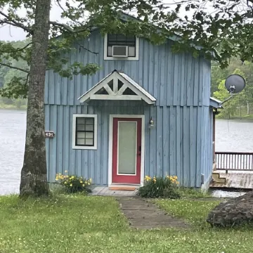 Waterfront Tiny Fishing Cabin -30 minutes from Chattanooga
