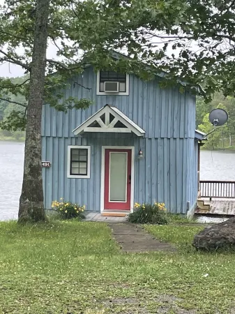 Waterfront Tiny Fishing Cabin -30 minutes from Chattanooga