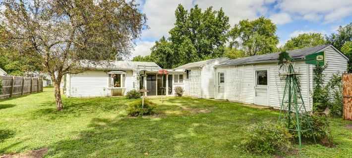 Great neighborhood!  3 bed 2 full bath close to shopping, restaurants, U of I Hotels in Champaign