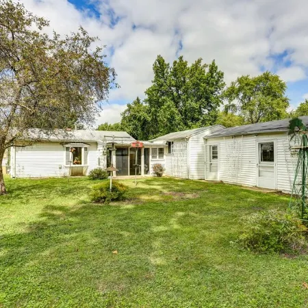 Great neighborhood! 3 bed 2 full bath close to shopping, restaurants, U of I
