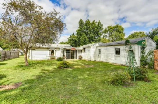 Great neighborhood!  3 bed 2 full bath close to shopping, restaurants, U of I