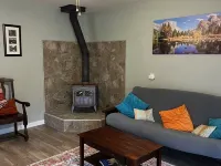 Cozy cottage in delightful Ahwahnee with AC, WiFi Hotels in Ahwahnee