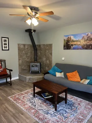 Cozy cottage in delightful Ahwahnee with AC, WiFi Hotels in Ahwahnee