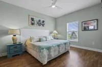 “Paradise Found”  Second row beach house with spectacular views of the ocean!!!! Hotel in zona Galveston Island