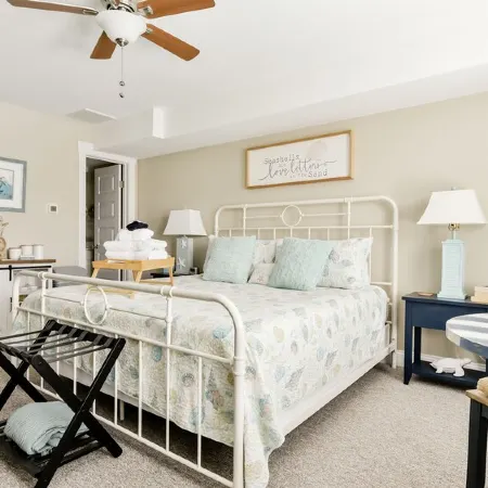 Cozy King Suite, POOL/GRILL/outdoor shower, coffee bar, mini fridge, microwave