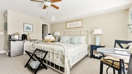 Cozy King Suite, POOL/GRILL/outdoor shower, coffee bar, mini fridge, microwave