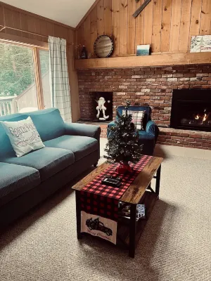 Cozy townhome sleeps 10 in the heart of it all. Minutes to multiple ski resorts