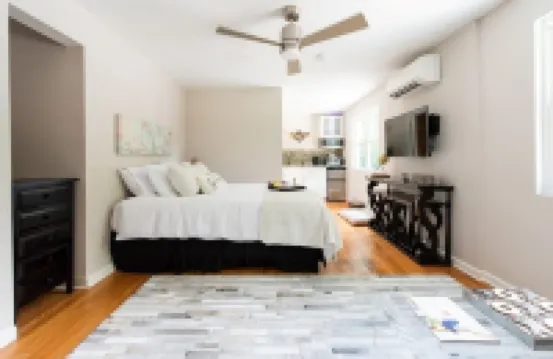 1 Southern Charm is a Private Studio is 4 Miles from Downtown Charleston