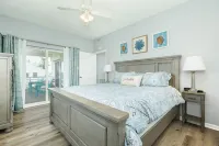 5★ Waterfront home w/ bikes & kayaks, fire pit! Amazing underwater fishing light