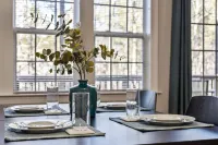 Near downtown Cary & RDU. Easy access to Raleigh, Durham and local venues.