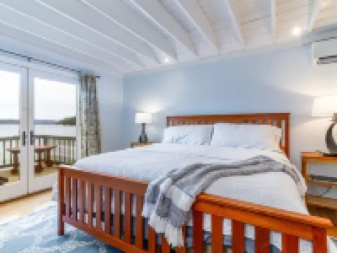 Totally remodeled year round LAKEFRONT home with stunning views of Lake Bomoseen Hotels in Castleton