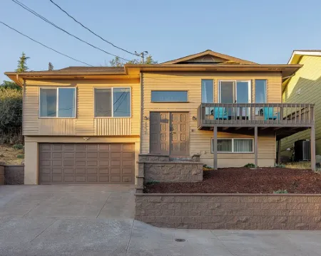 Lakeview Haven House in Klamath Falls - Family-sized house with board game