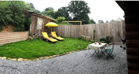 Neizhig Koad Petit Nid en Bois Отели рядом с достопримечательностью «Circus In Track Stey»