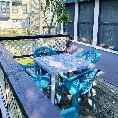 Victorian 2 bedroom flat 1 block from Beach!