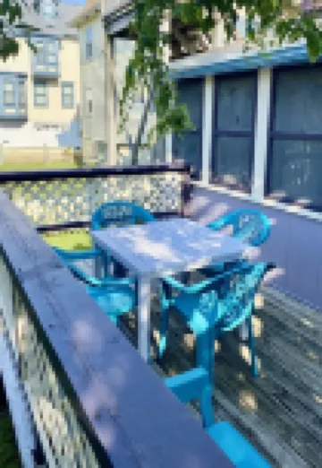 Victorian 2 bedroom flat 1 block from Beach!
