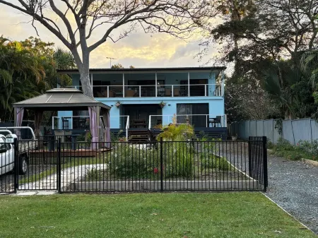 Perulpa Bay Magnificent upstairs unit, 50 m from sea, top views, Huge veranda