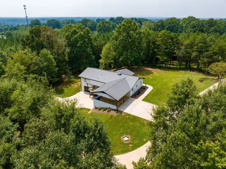 100% - 5 Star Reviews!   Clean, Safe & Enjoyable Home Away from Home!