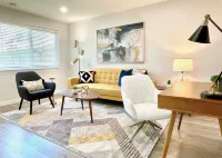 Dogs Stay Free • Mid-Century Chic • King Bed • Walk Downtown • Parking