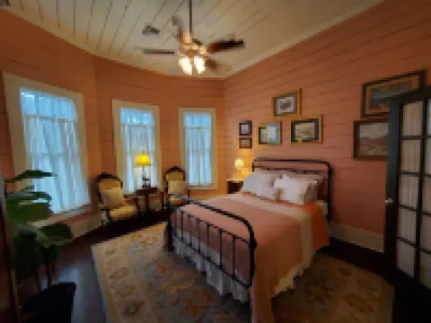 Charming & Cozy Victorian in Quiet Residential Setting 拉格蘭奇酒店