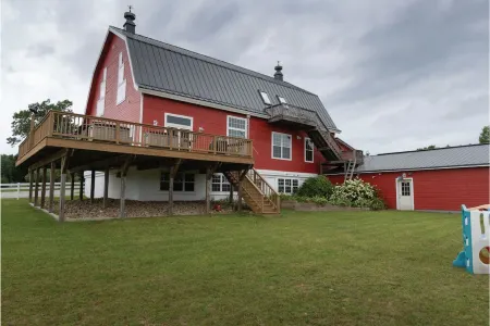 Beautiful modern rustic barn located near state parks and Chain o Lakes.