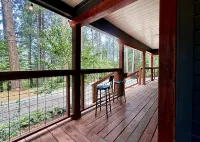 Forest Mountain Cabin, minutes to Downtown, trails, rivers & lakes