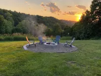 Bluebird Hill - rolling hills, meadows, large deck, fire pit, 3 bedroom, 2 bath
