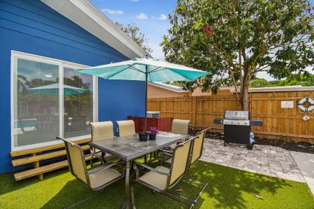 Sunset Oasis - Private Heated Pool Home Near Beach, Sponge Docks, Tarpon Springs