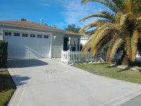 Villa with Golf Cart, Pet Friendly Near Lake Sumter Landing the Villages