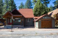 Cozy 3-bedroom cabin with indoor fireplace minutes from the slopes
