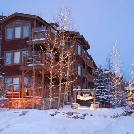 Cozy Silver Lake 2BR steps from lifts, dining, shops. Hot Tub, Pool, BBQ, WiFi