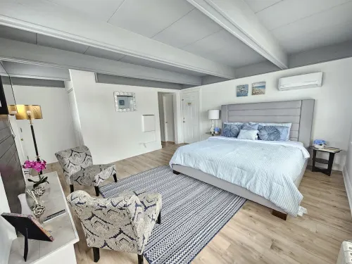 Charming, luxe, modern home near Naval base, Six flags, Casino, Gurnee Mills Hotels in Waukegan