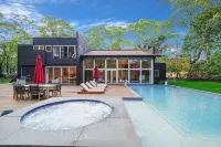 Stylish Modern Retreat in the Heart of the Hamptons: Your Perfect Getaway!