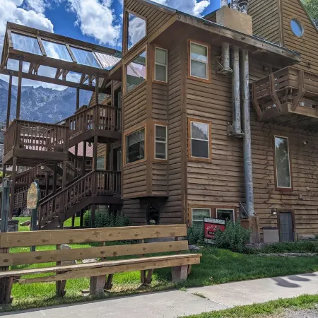 Walk to Downtown! 2-bedroom with mountain views
