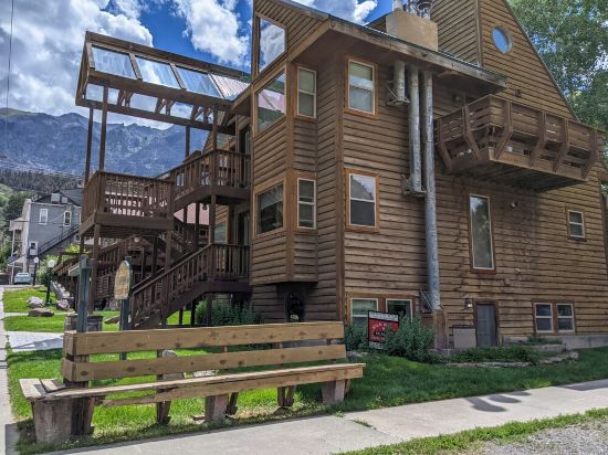 Walk to Downtown! 2-bedroom with mountain views