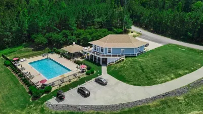Relaxing Family Getaway - Fire Pit, Game Room, Water Toys, Beach, Pool, & Tennis