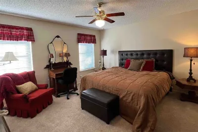 BestStays@LoneStar. Fenced, near the Hospital district, and TJC TVs in all Rooms Hôtels à proximité de : Garden Center at The Home Depot