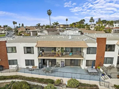 Beautiful San Clemente Beach Condo, Walking to the Sand