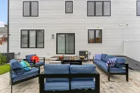 Brand New 6BR 5.5Bath House 20Min Downtown Boston-Game room, fire pit, Projector