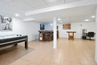 Family Getaway 2BR/2BA with Sauna - Air Hockey - Bar