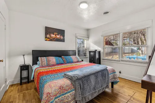 Beaver Street Bungalow w/AC, Fenced Yard, W/D, 4 Smart TVs, 1G WiFi, RV Parking.